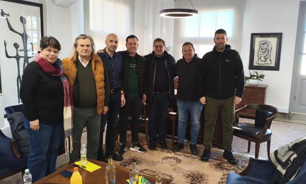 ΔΗΜΑΡΧΟΣ - ΣΙΜΟΥ ΜΕ ΔΑΣΚΑΛΟΥΣ