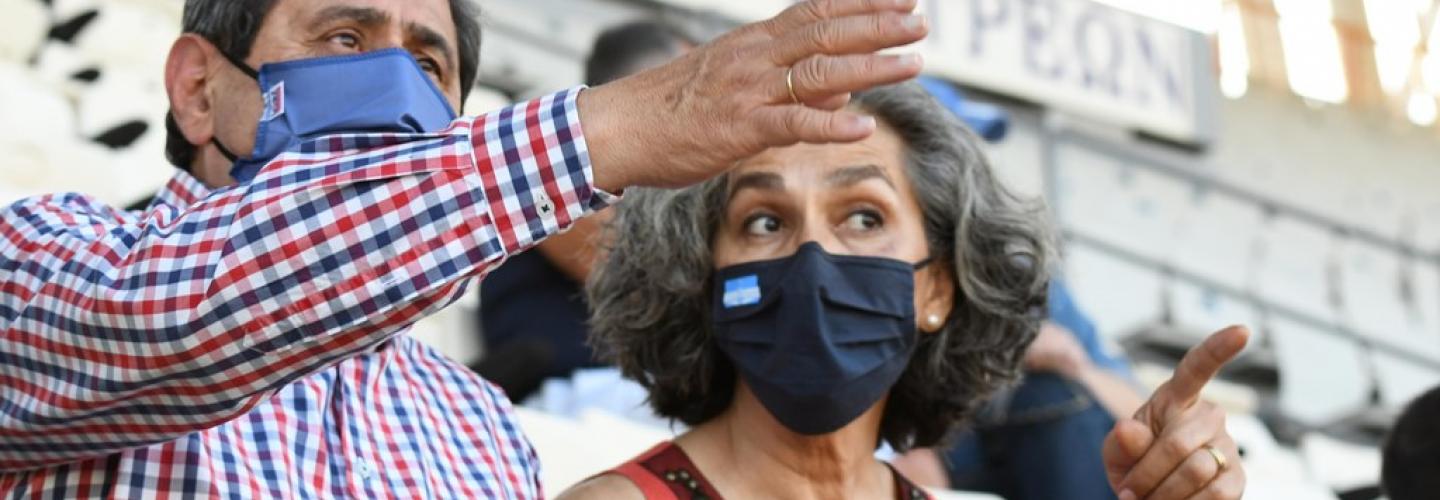 ΔΗΜΑΡΧΟΣ ΜΕ ΣΑΚΟΡΑΦΑ 1