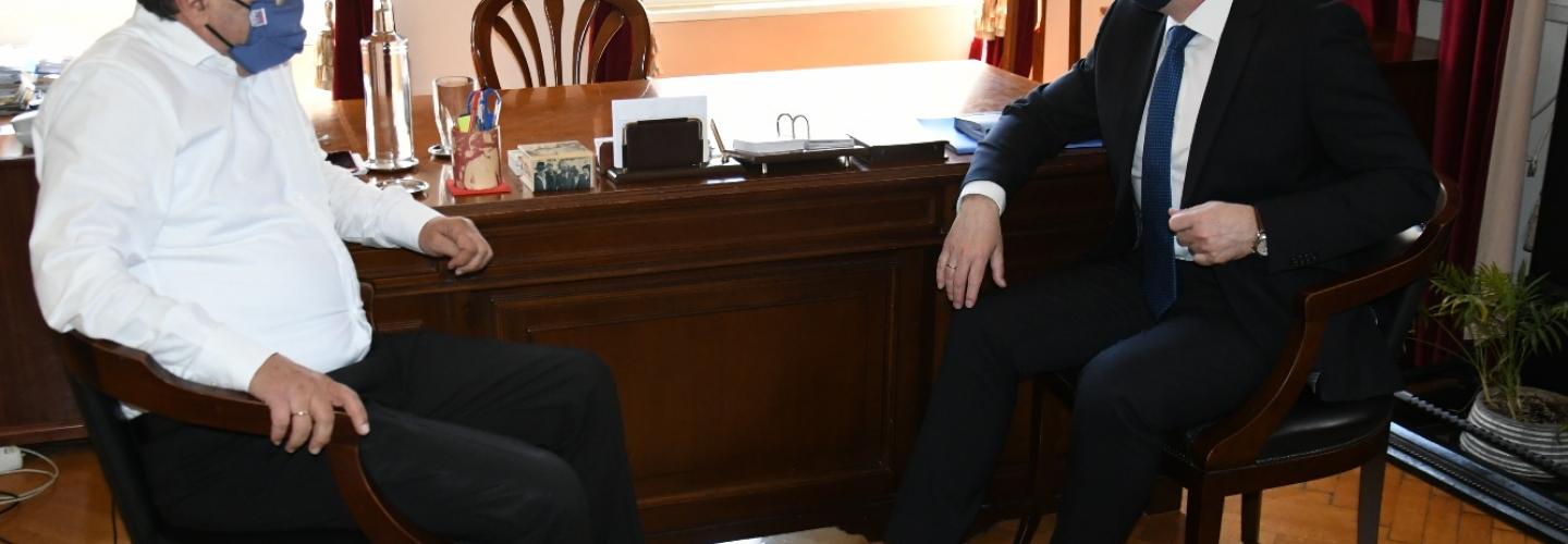 ΔΗΜΑΡΧΟΣ ΜΕ ΠΕΤΣΑ 