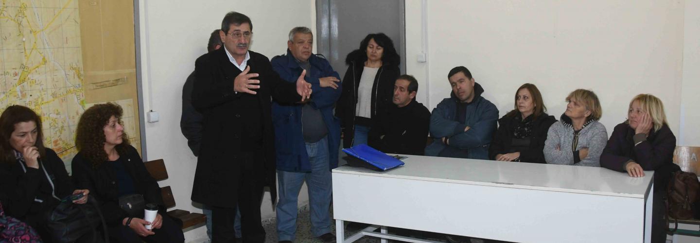 ΔΗΜΑΡΧΟΣ ΜΕ ΕΡΓΑΖΟΜΕΝΟΥΣ