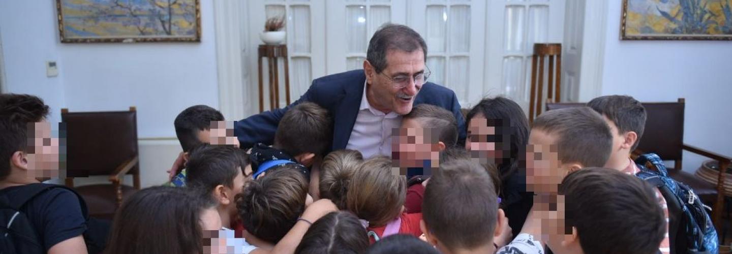 ΔΗΜΑΡΧΟΣ ΜΕ ΜΑΘΗΤΕΣ ΔΙΑΚΟΠΤΟΥ