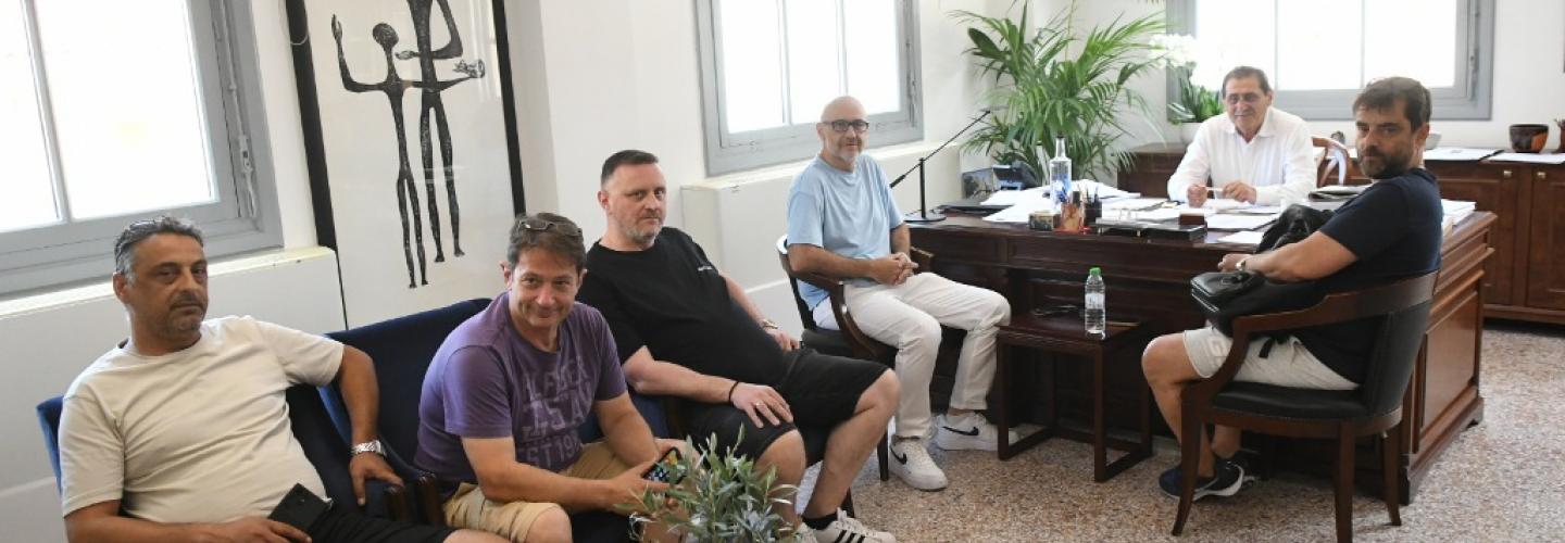 ΔΗΜΑΡΧΟΣ ΜΕ ΣΚΕΑΝΑ