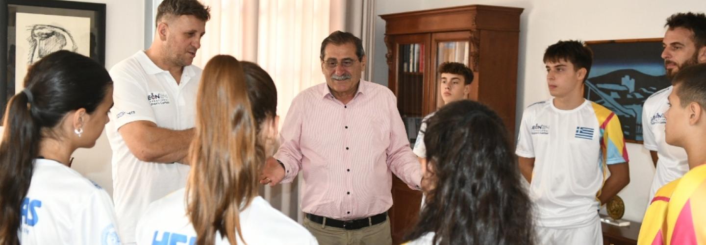 ΔΗΜΑΡΧΟΣ  ΜΕ ΑΘΛΗΤΕΣ - ΠΑΙΔΙΚΟΙ ΑΓΩΝΕΣ