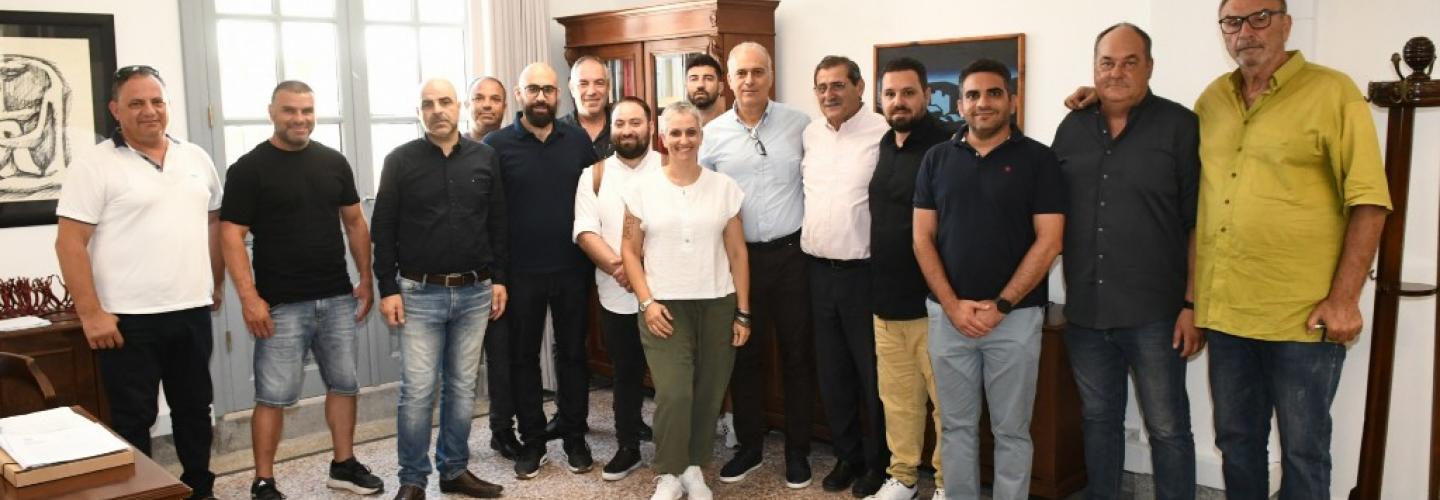 ΚΥΠΡΙΟΙ ΠΟΔΟΣΦΑΙΡΙΣΤΕΣ ΣΤΟΝ ΔΗΜΑΡΧΟ