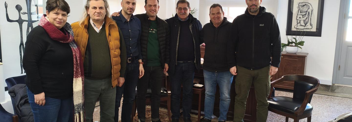 ΔΗΜΑΡΧΟΣ - ΣΙΜΟΥ ΜΕ ΔΑΣΚΑΛΟΥΣ